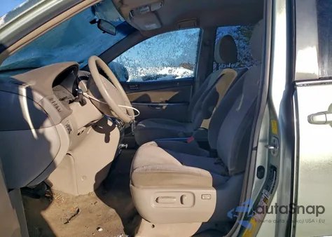 2010 Toyota Sienna Ce z USA, uszkodzony, nr VIN 5TDKK4CC1AS301326